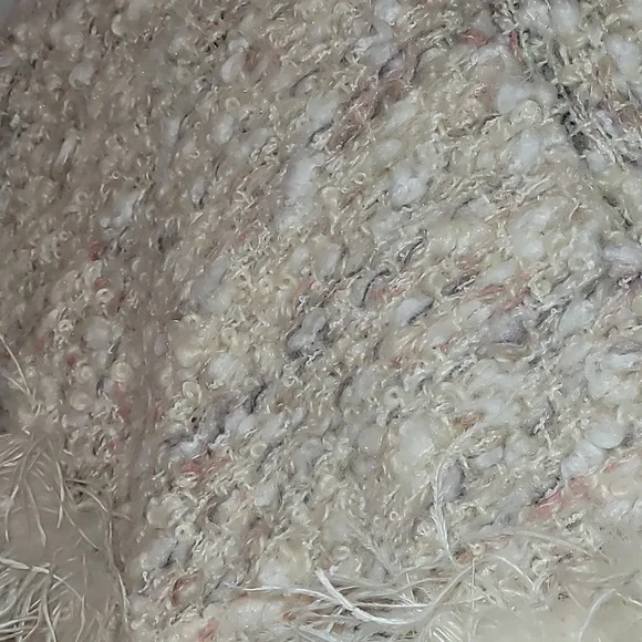 Thick fuzzy shawl with feather - Picture 9 of 11